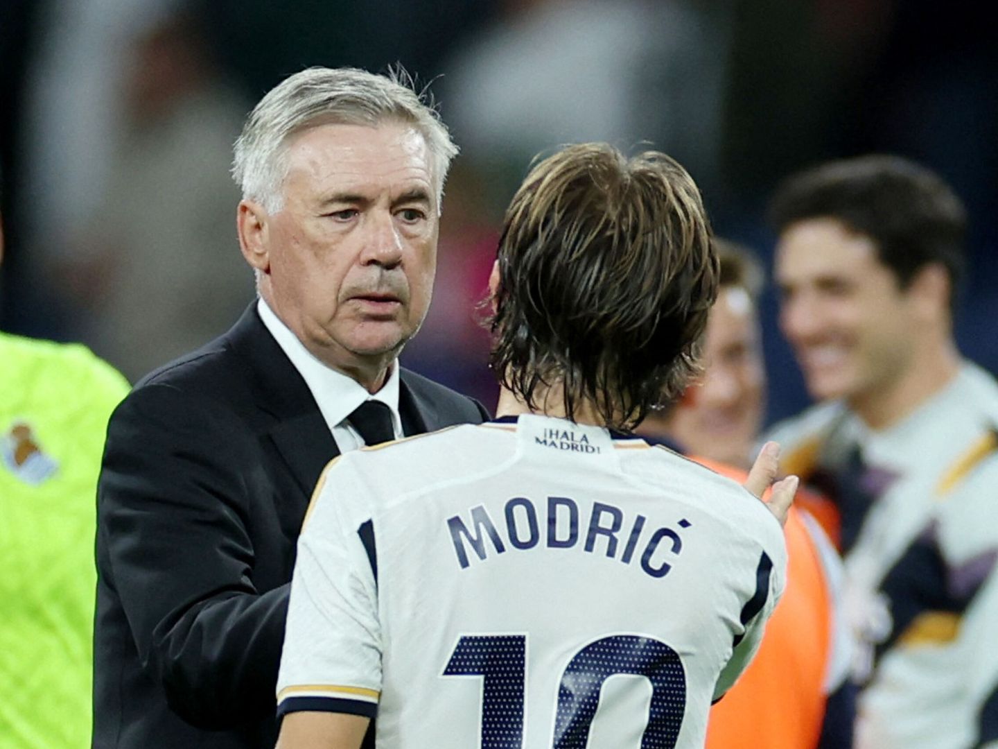 Ancelotti y Modric, en un partido frente a la Real Sociedad. (Reuters/Isabel Infantes)