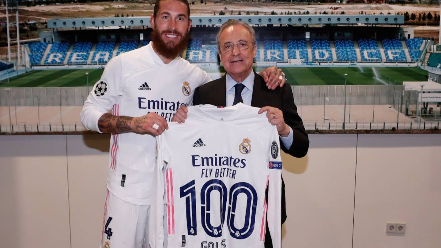 Sergio Ramos posa con la camiseta de los 100 goles con el club que le entregó Florentino Pérez. (@realmadrid)