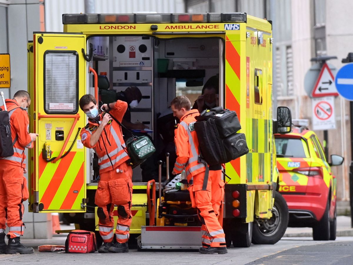 Foto: Personal de ambulancia, en el exterior del Hospital Royal London, en la capital británica. (EFE)