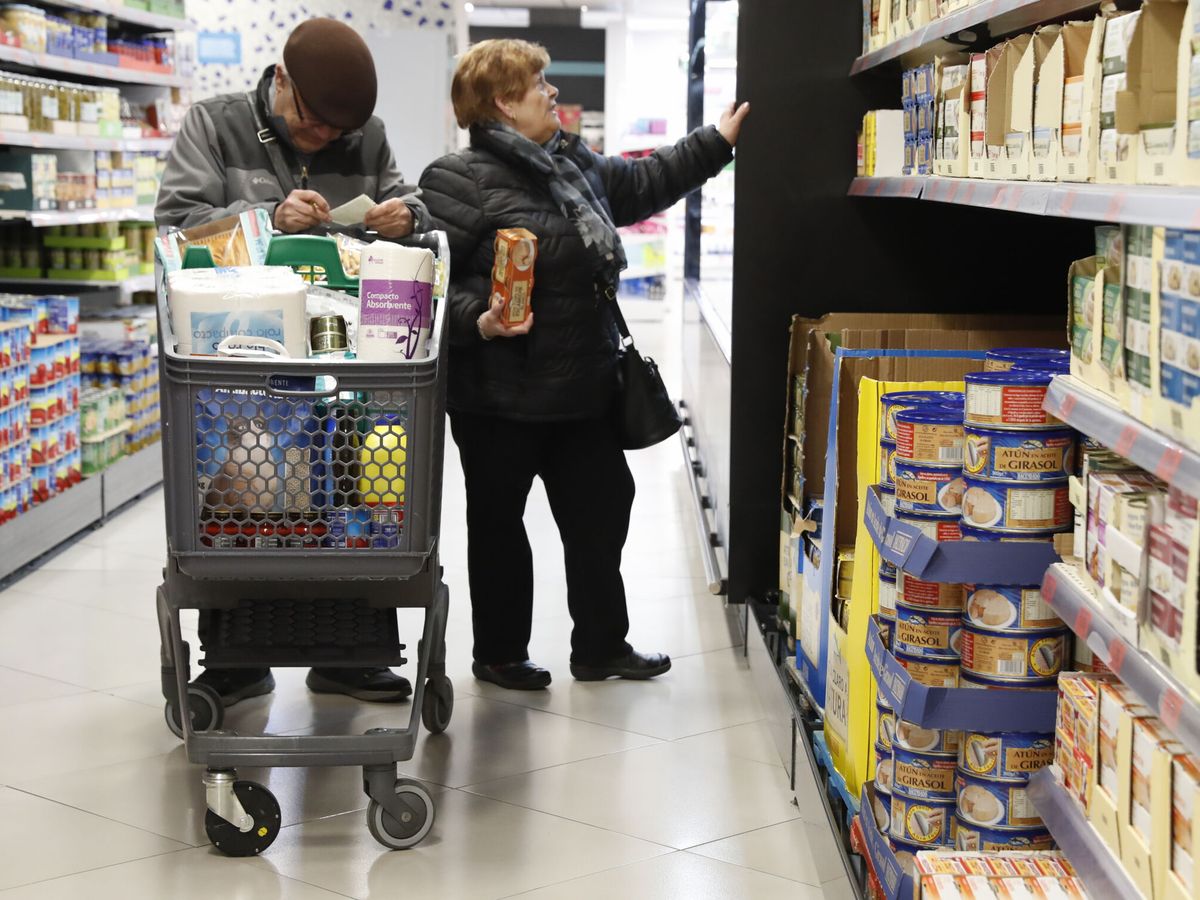 Foto: Varias personas hacen la compra en un supermercado. (EFE/Eduardo Oyana)