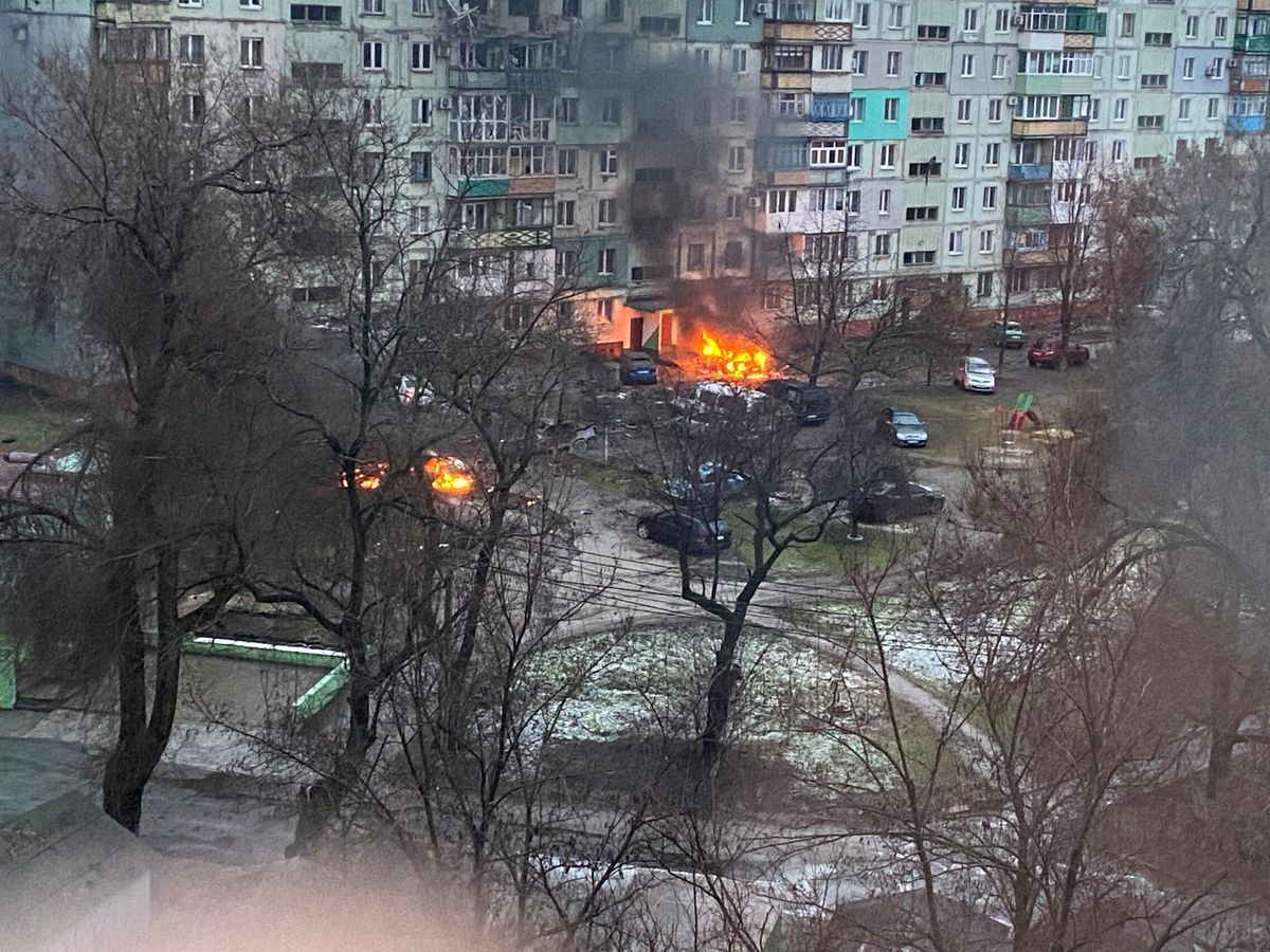 Foto: Fuego en una zona residencial de Mariúpol. (Twitter @AyBurlachenko via Reuters)