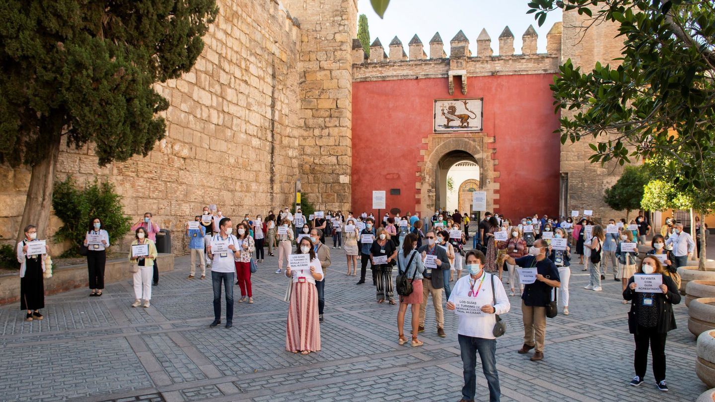Concentración de guías turísticos en Sevilla el año pasado. (EFE)