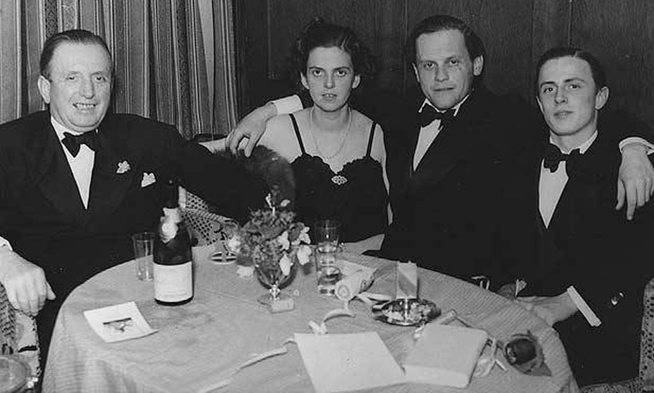 De izqda. a dcha., Heinrich Thyssen (primer barón y padre del coleccionista), su hija, Margit, su marido Ivan von Batthyány, y Hans Thyssen-Bornemisza, en el hotel Palace de Davos durante la II Guerra Mundial. 