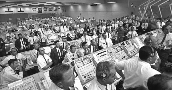 Foto: Fotografía cedida por la NASA donde aparecen los miembros del equipo de gobierno e industria del Centro Espacial Kennedy. (EFE)