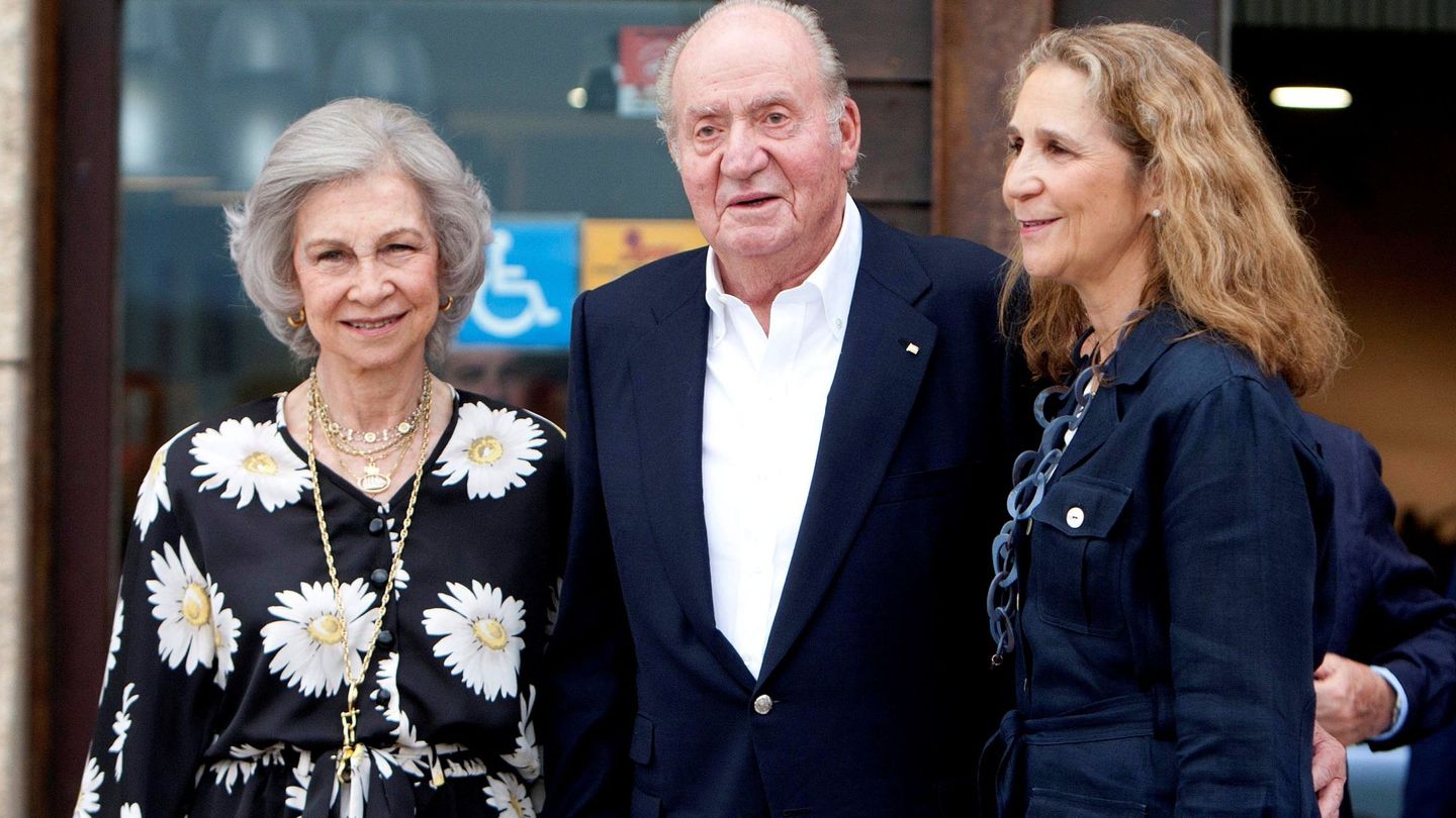 El rey Juan Carlos, la reina Sofía y la infanta Elena en Sanxenxo en 2019. (EFE)