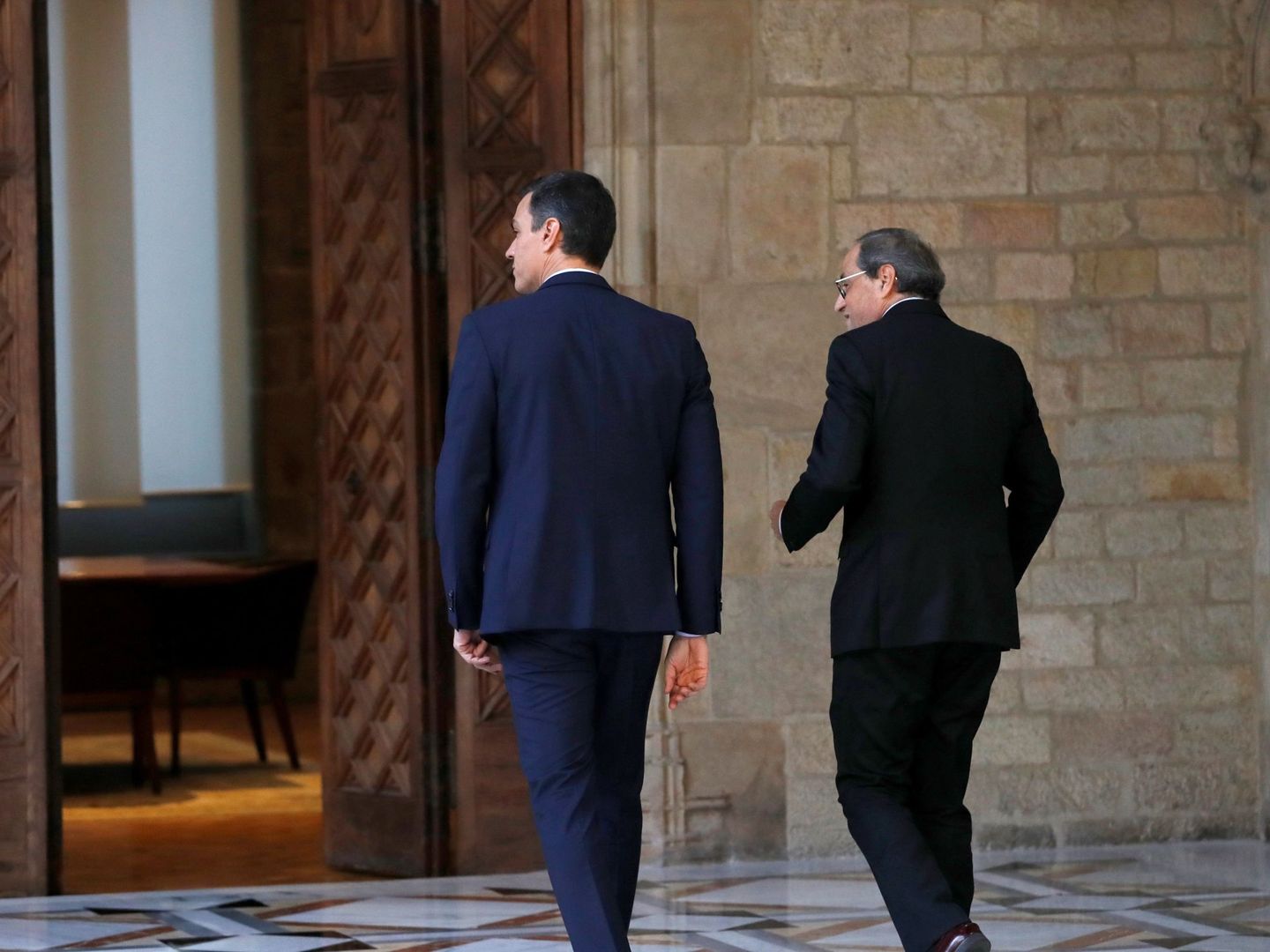 Pedro Sánchez y Quim Torra se dirigen a su reunión en el Palau de la Generalitat. (EFE)