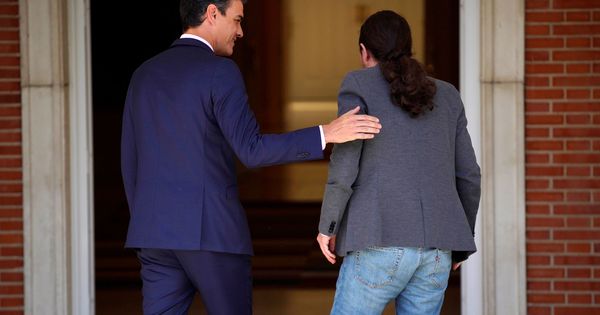 Foto: Pedro Sánchez y Pablo Iglesias, antes de su reunión el pasado 7 de mayo en la Moncloa. (Reuters)