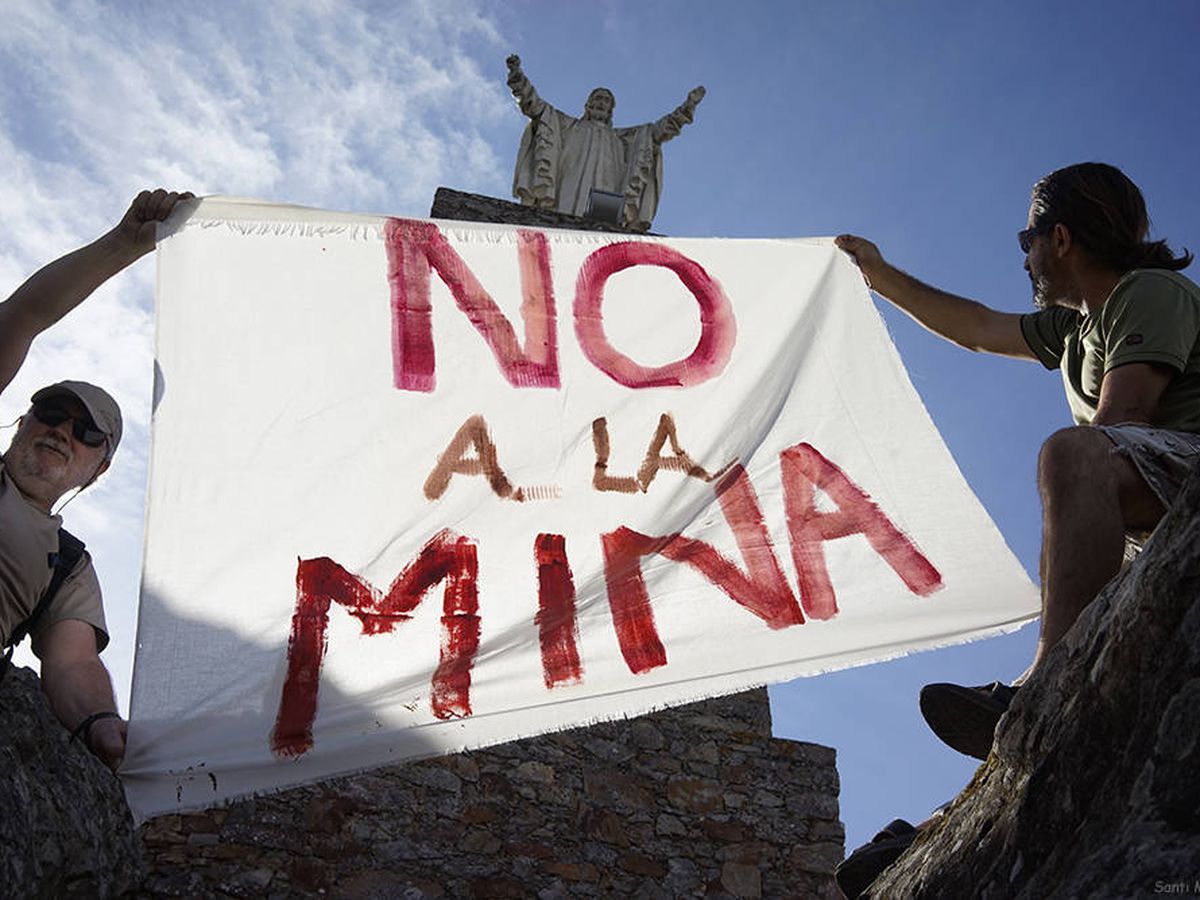 Foto: Concentración en contra del proyecto de mina de litio. (Plataforma Salvemos la Montaña de Cáceres)