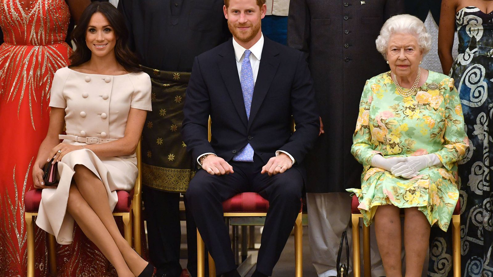 Foto: Los duques de Sussex con la reina Isabel, en los Queen's Young Leaders Awards. (Getty)