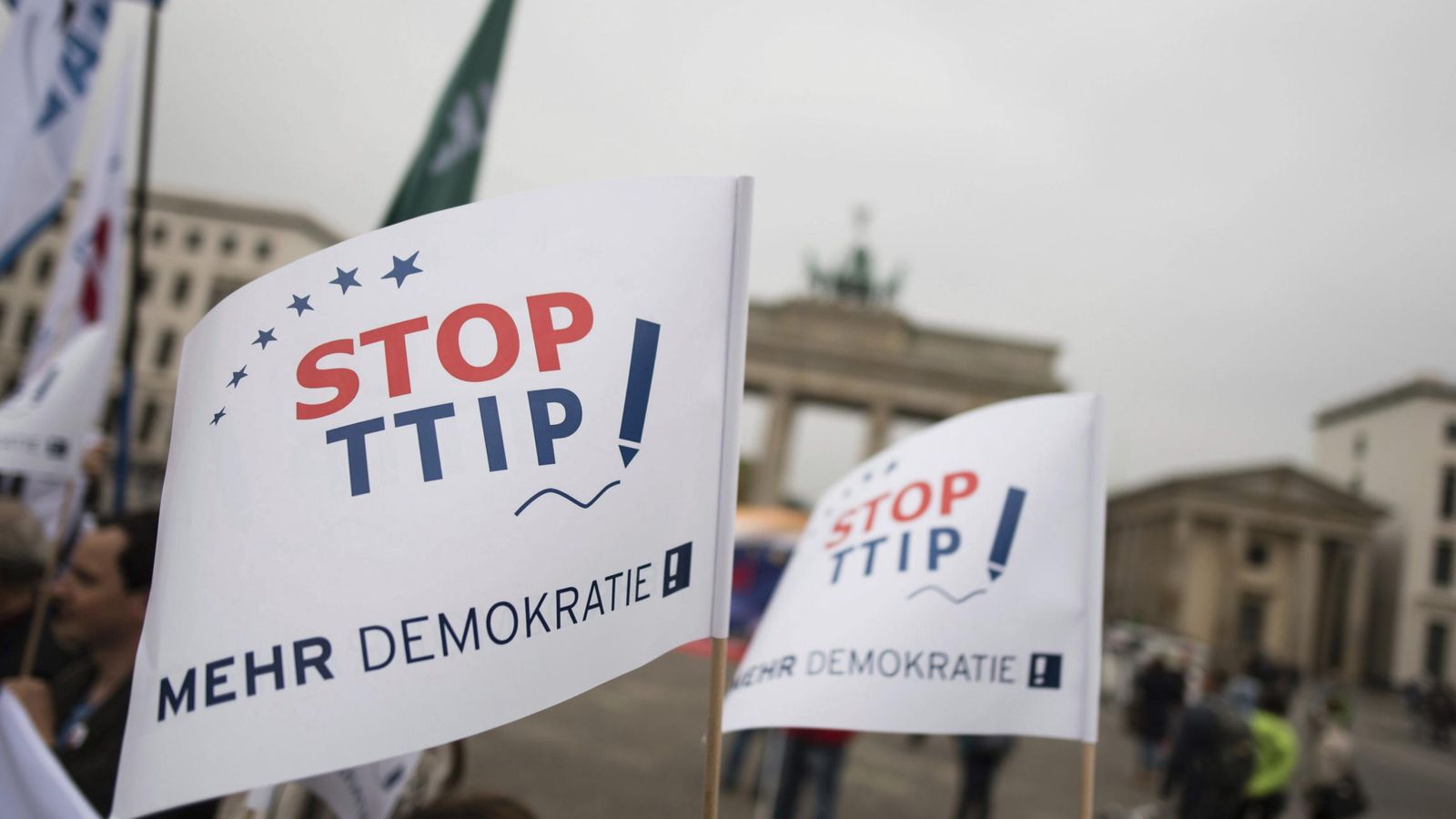 Foto: Varias personas se manifiestan en contra del Tratado de Libre Comercio en Berlín. (EFE)