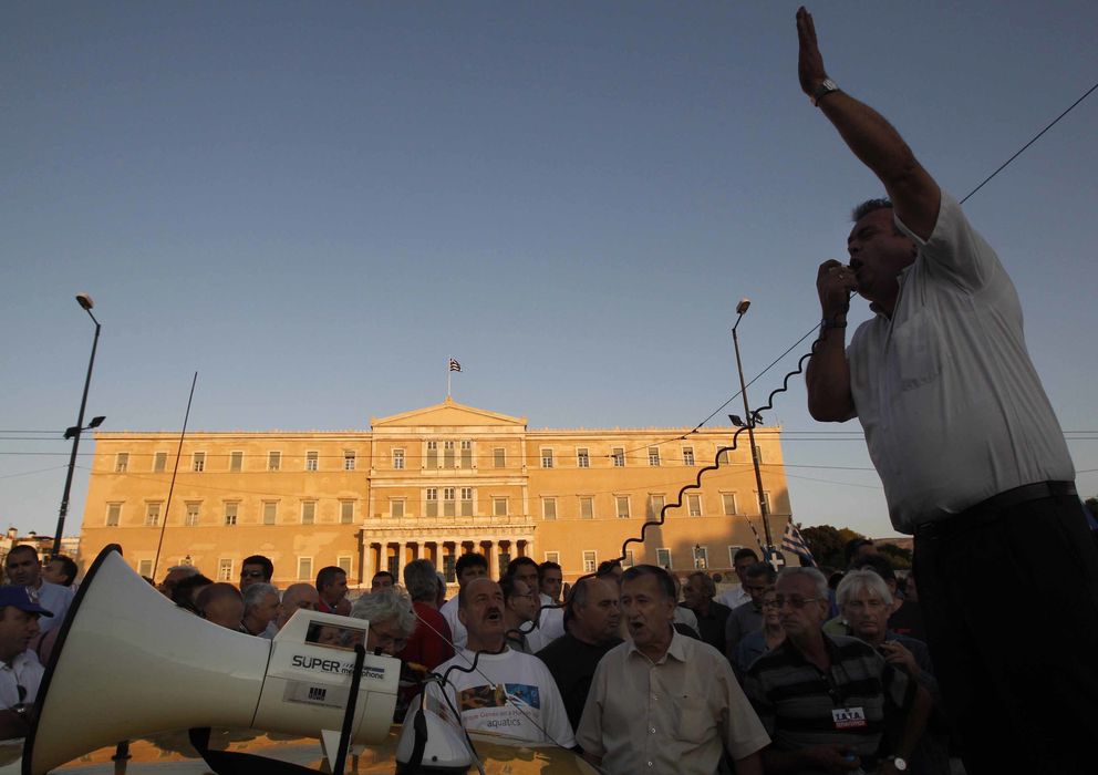 Foto: Trabajadores griegos protestan ante el Parlamento de Atenas por las medidas de austeridad implantadas por el Gobierno heleno (Reuters). 