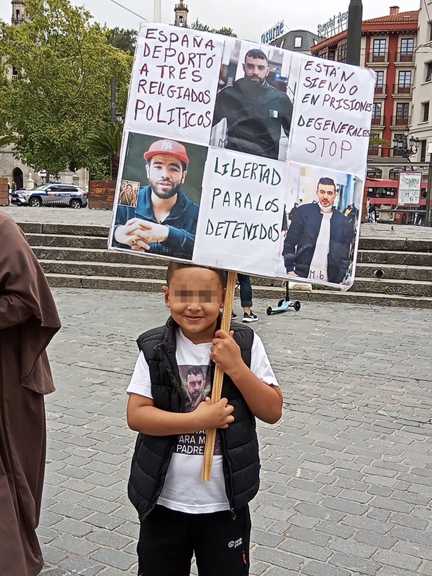 Uno de los hijos de Mohamed Abdellah, en una de las protestas contra la deportación de su padre. (I.C.)