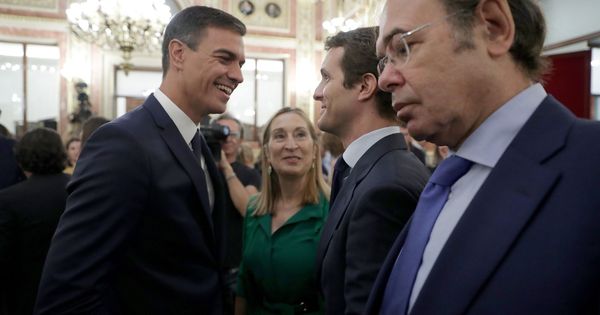 Foto: Pedro Sánchez charla con Pablo Casado y Ana Pastor, ante Pío García-Escudero, este 6 de septiembre en el Congreso. (EFE)