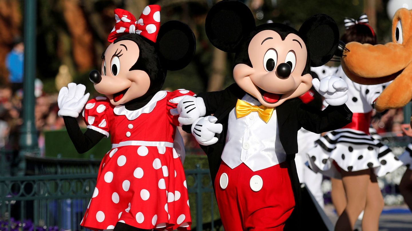 Mickey y Minnie dando un paseo por Disneyland París, imagen de archivo. (Reuters)