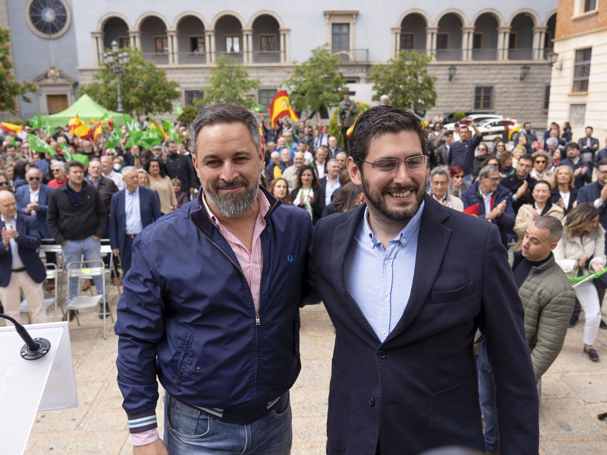 Foto: El líder de Vox, Santiago Abascal, junto al líder de su partido en Aragón, Alejandro Nolasco. (EFE/Antonio Garcia)