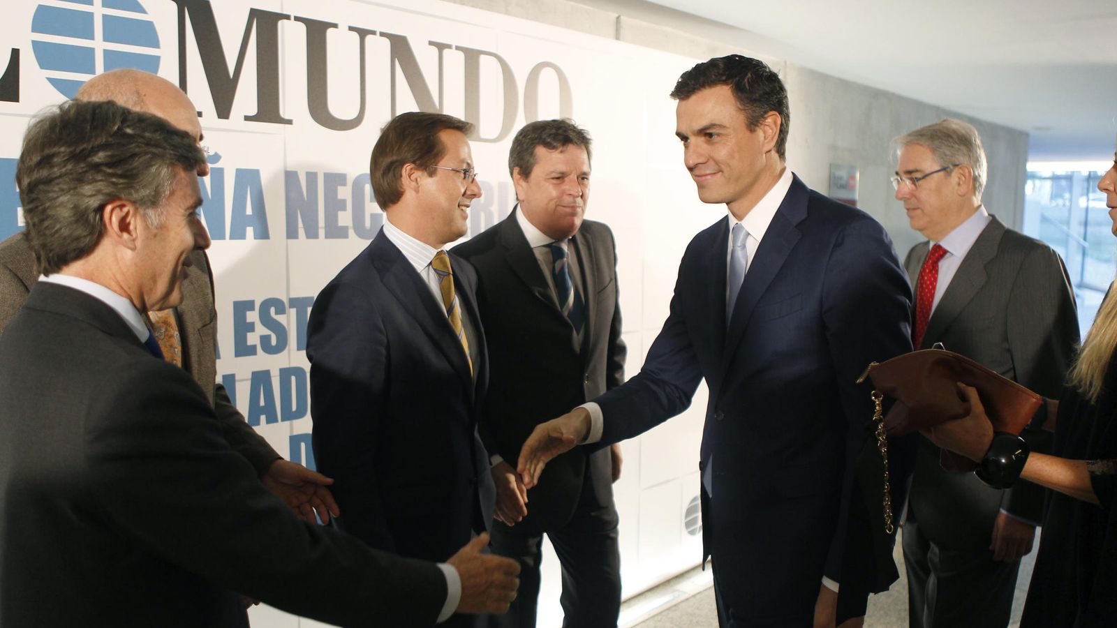 Foto: Pedro Sánchez y Fernández Galiano, detrás, en el Foro de El Mundo (EFE).
