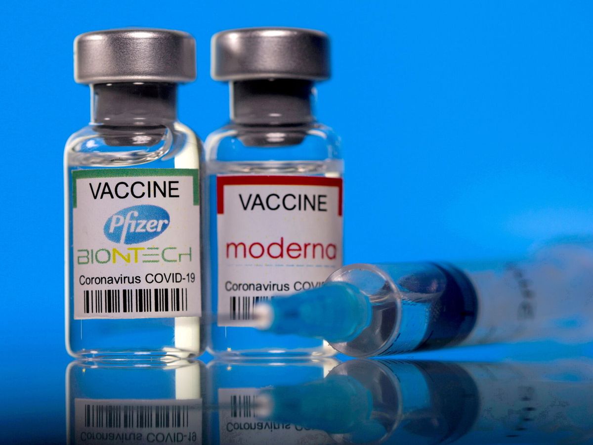 Foto: Vacuna de Pfizer y Moderna. (Reuters/Dado Ruvic)