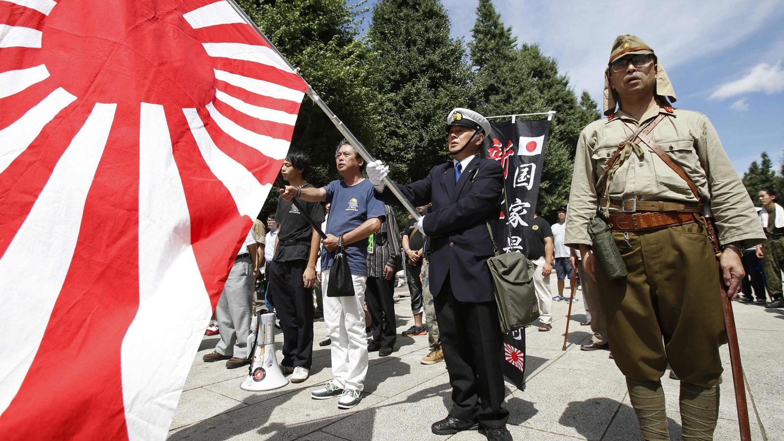 Foto: Un hombre vestido de soldado imperial en Tokio (Reuters).