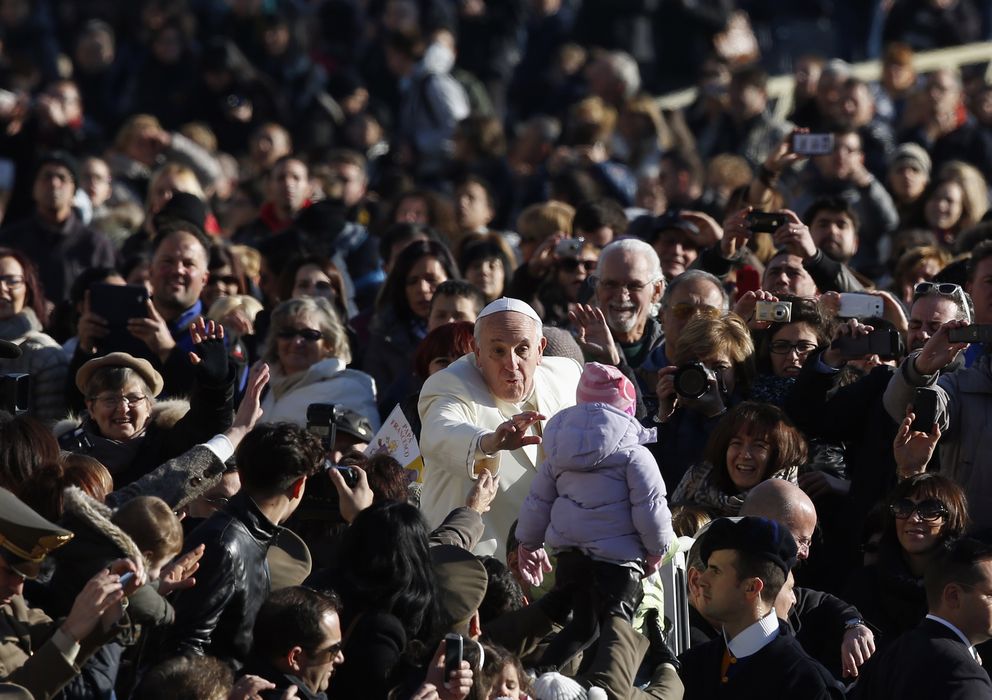 Foto: El Papa Francisco saluda a un niño al cruzar la Plaza de San Pedro, en El Vaticano. (Reuters)