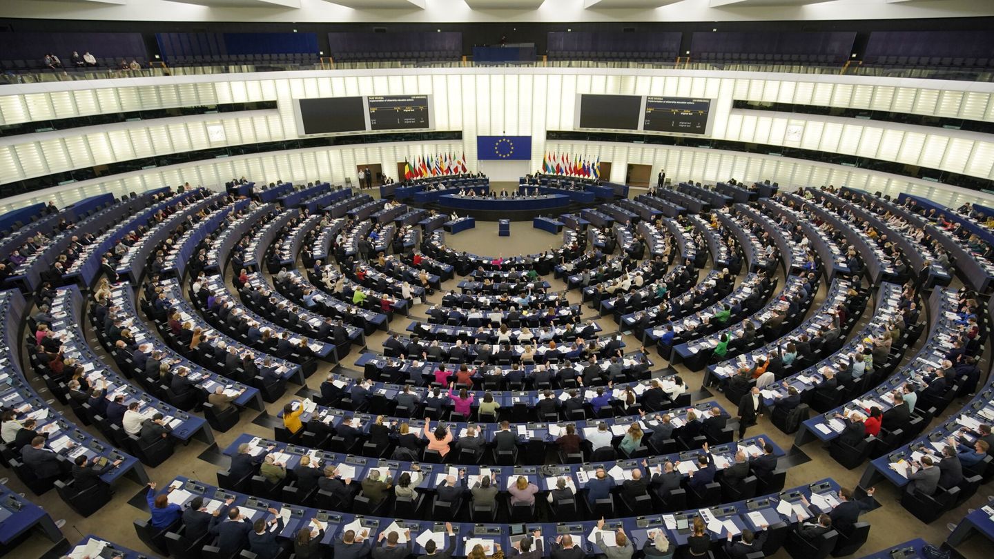Miembros del Parlamento Europeo asisten a una sesión de votaciones en Estrasburgo, Francia. (EFE/ Ronald Wittek) 