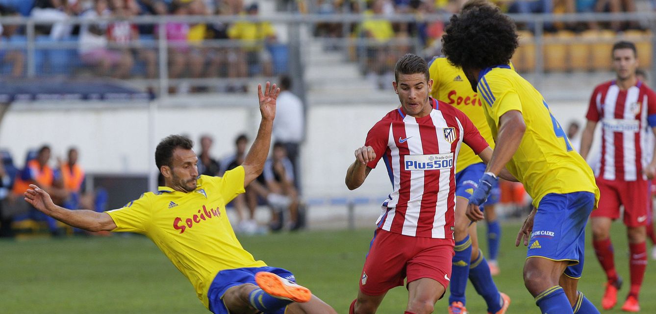 Lucas Hernández, en el centro, durante un partido del Atlético de Madrid (EFE)