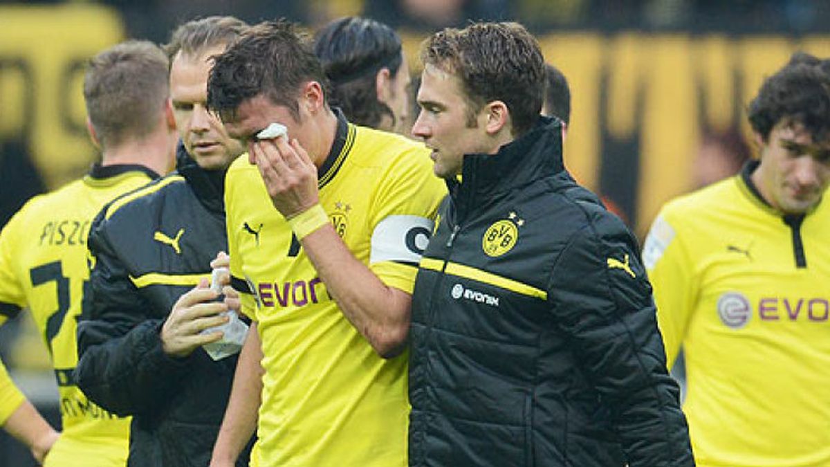 Khel, del Dortmund, cae lesionado ante el Stuttgart
