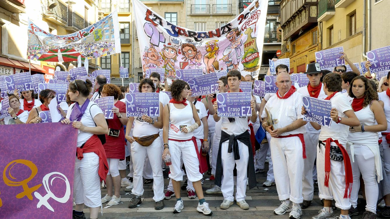 Foto: Concentración en el Ayuntamiento de Pamplona contra las agresiones sexuales. (EFE)