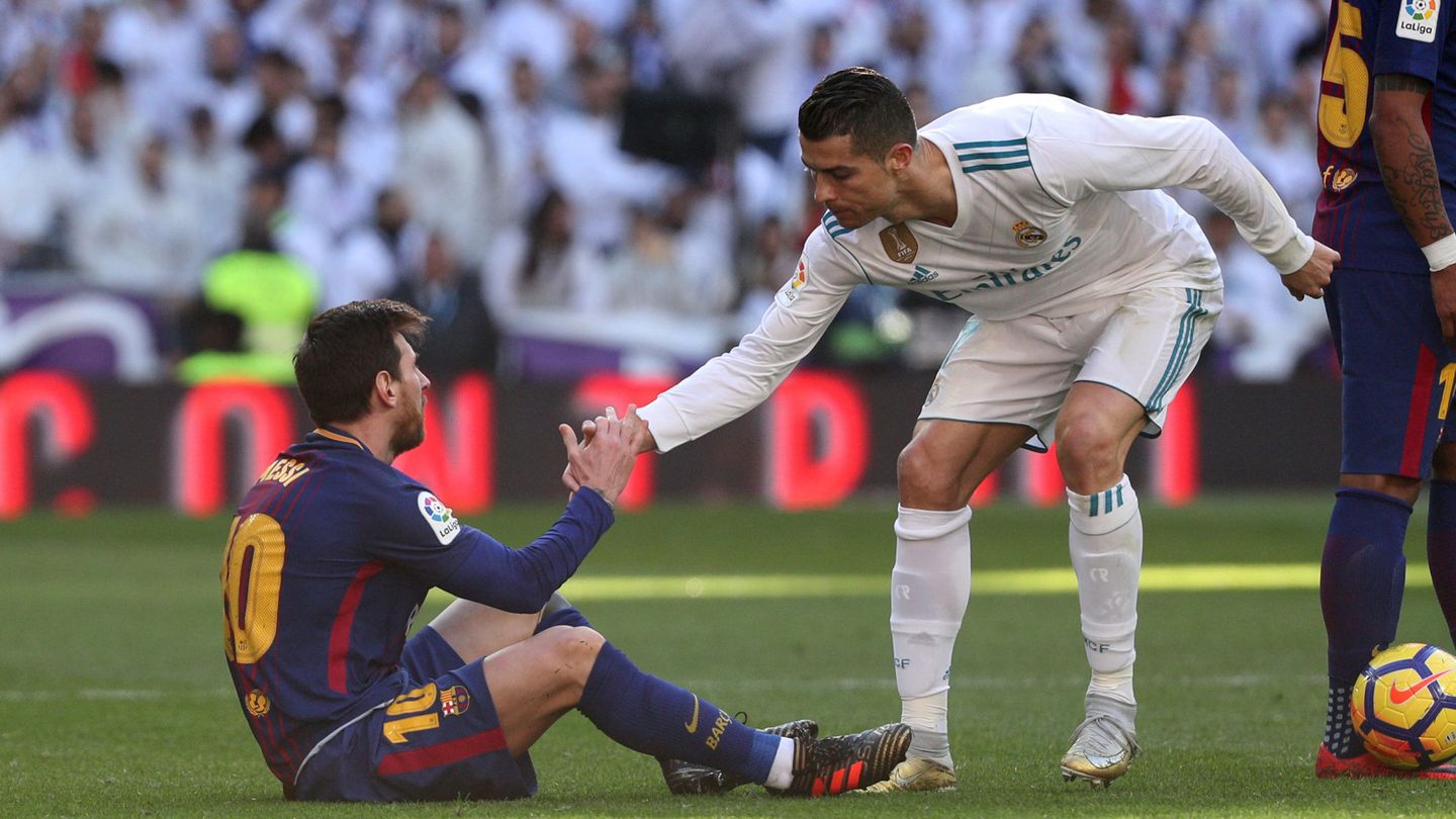 Ronaldo ayuda a Messi a levantarse durante un enfrentamiento. (Reuters)