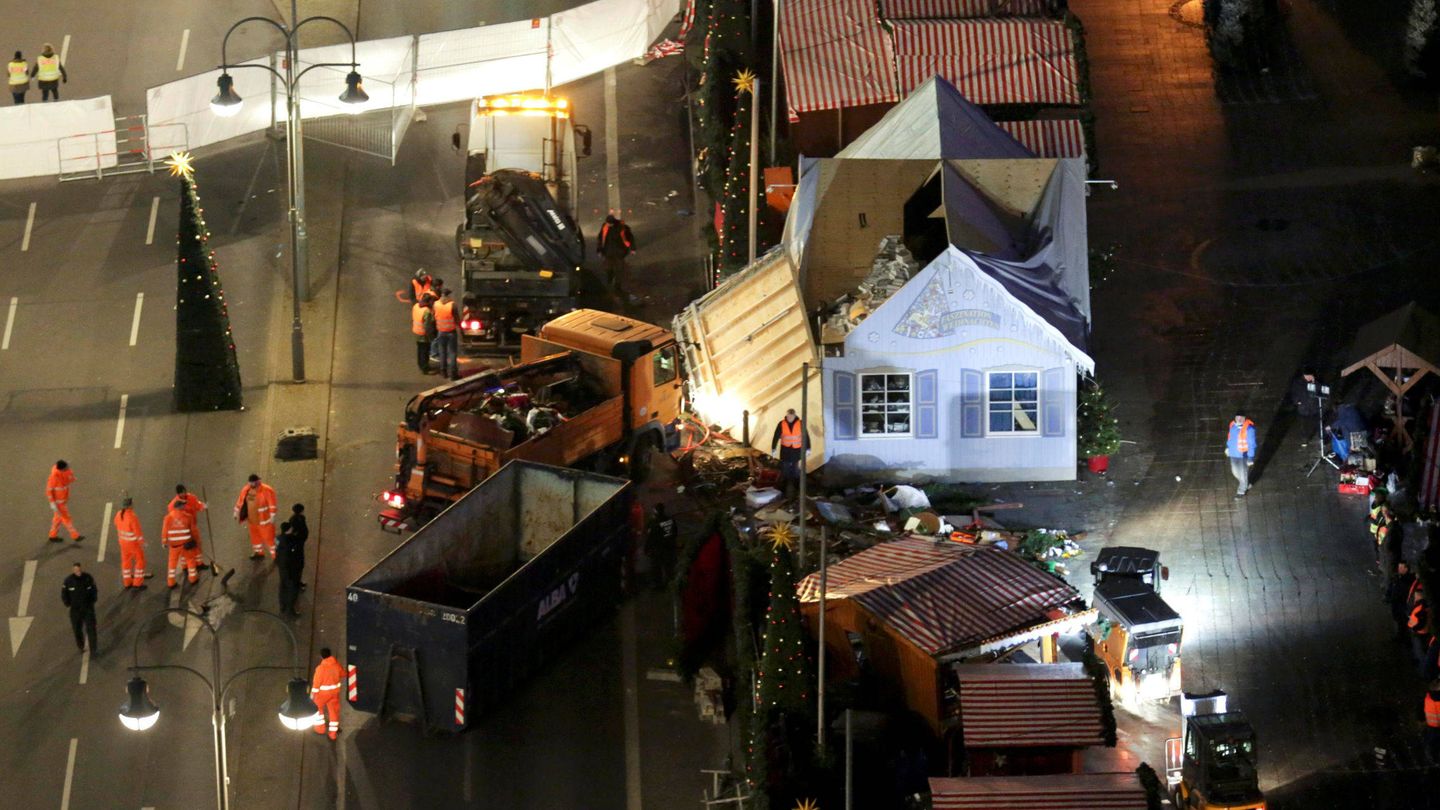 Funcionarios de Berlín trabajan en la zona del atentado perpetrado con un camión contra un mercadillo.