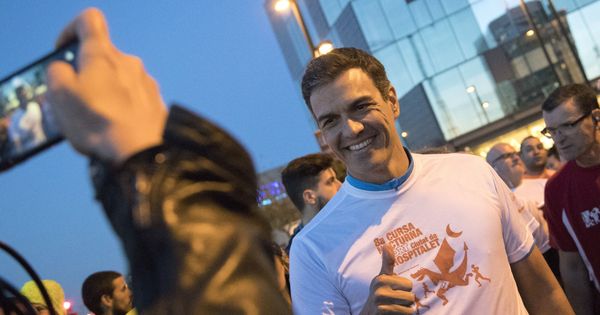 Foto: El candidato a la secretaría general del PSOE, Pedro Sánchez, participa en una carrera nocturna en L'Hospitalet de Llobregat. (EFE)