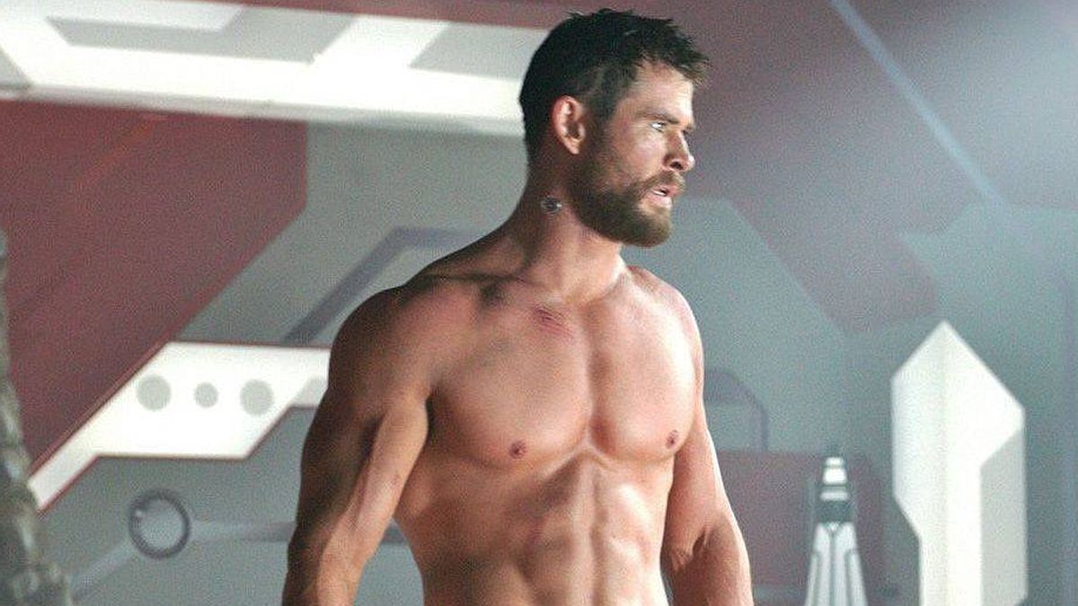 Chris Hemsworth le promete a Elsa Pataky que no volverá a enseñar abdominales