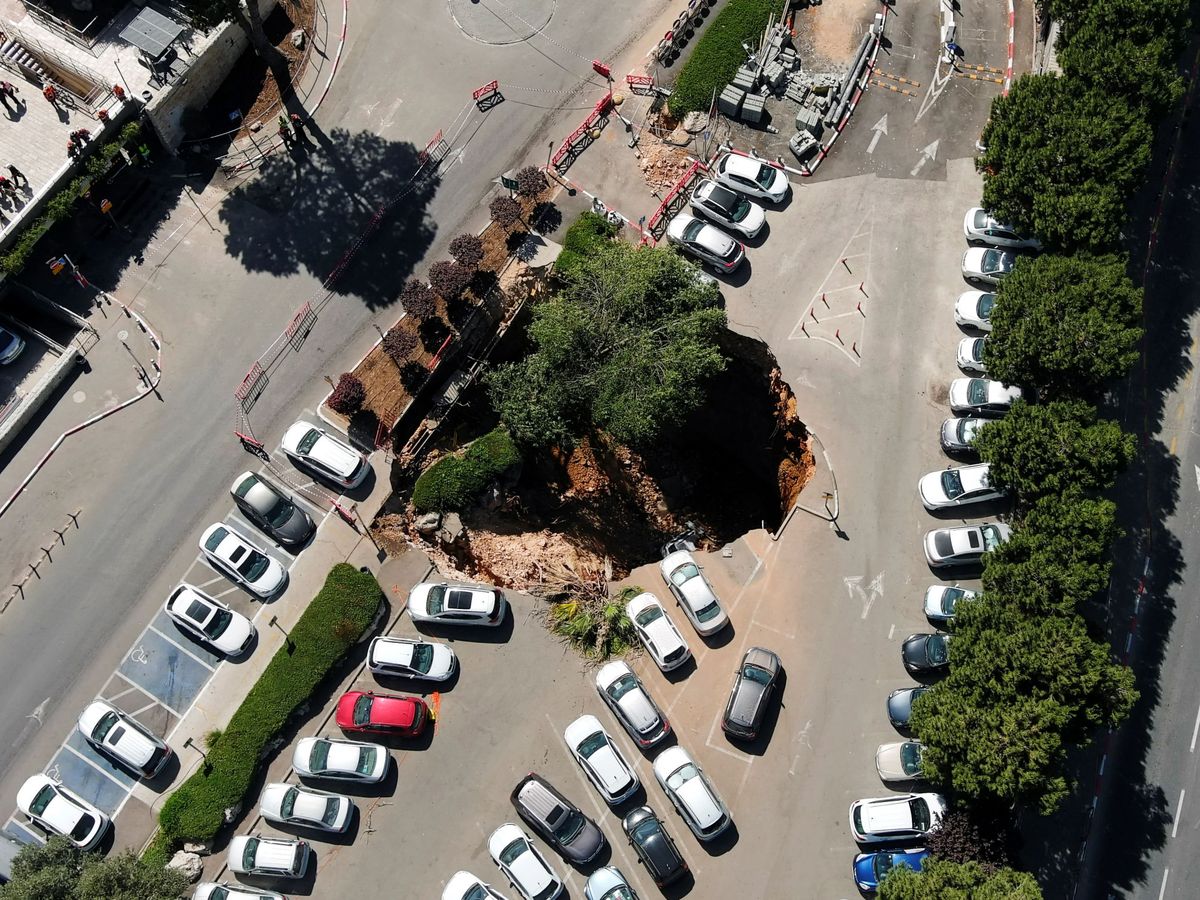 Foto: El socavón engulló a varios coches aparcados en el hospital (Reuters/Ilan Rosenberg)