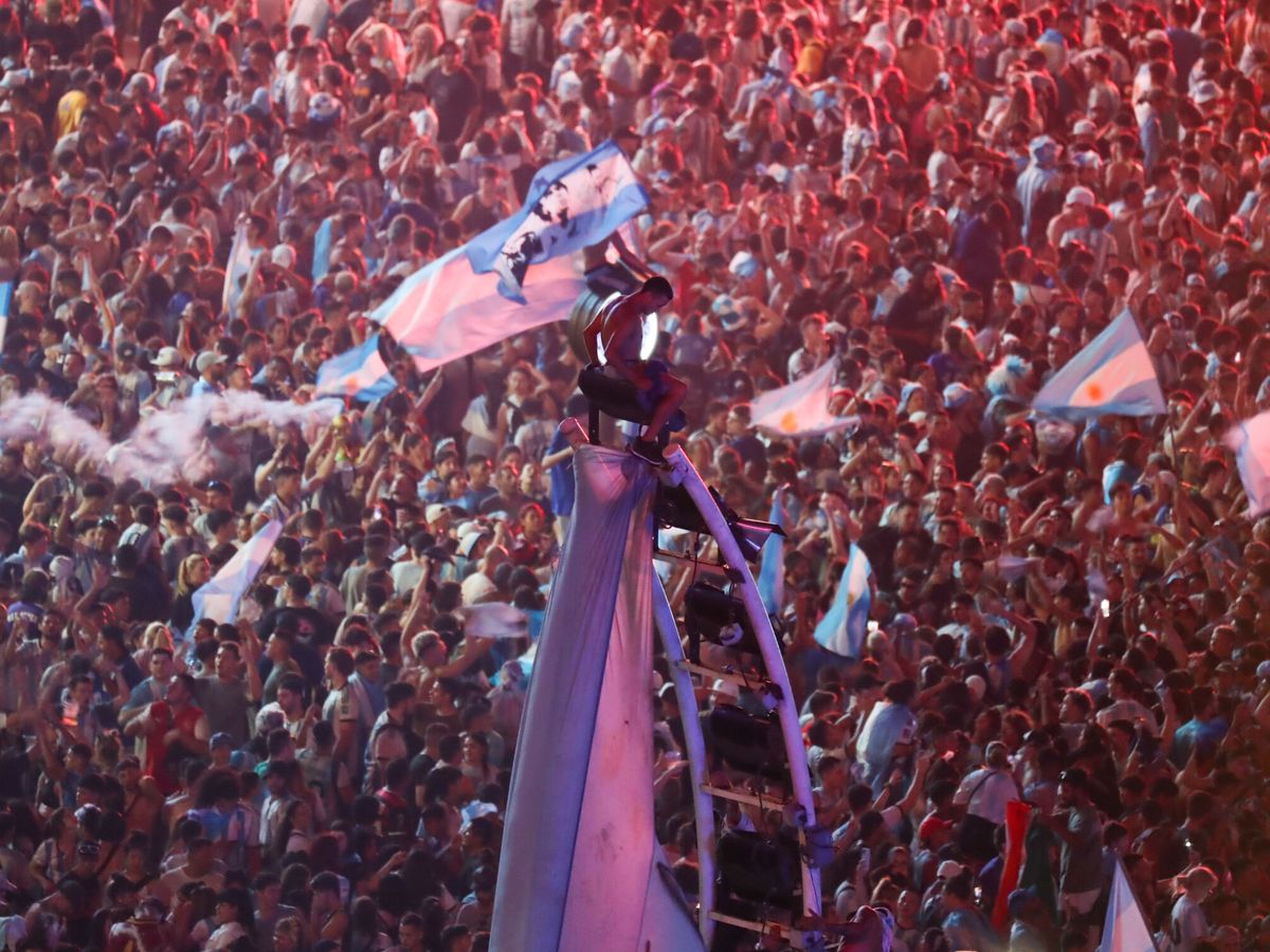 Foto: Hinchas de Argentina celebran el título del Mundial Qatar 2022 en el Obelisco en Buenos Aires (EFE/Raúl Martínez)