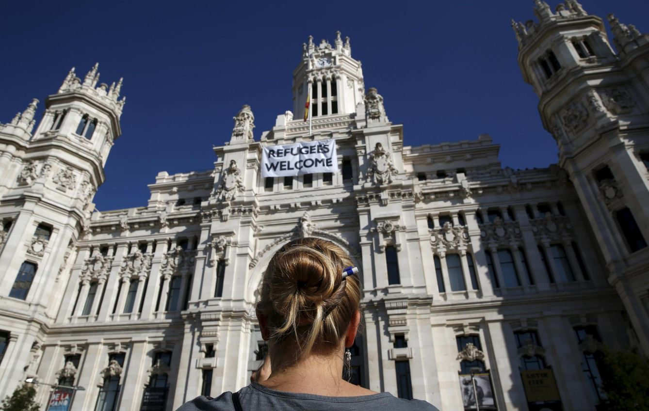 El Ayuntamiento de Madrid despliega una pancarta de bienvenida a los refugiados. (Reuters)