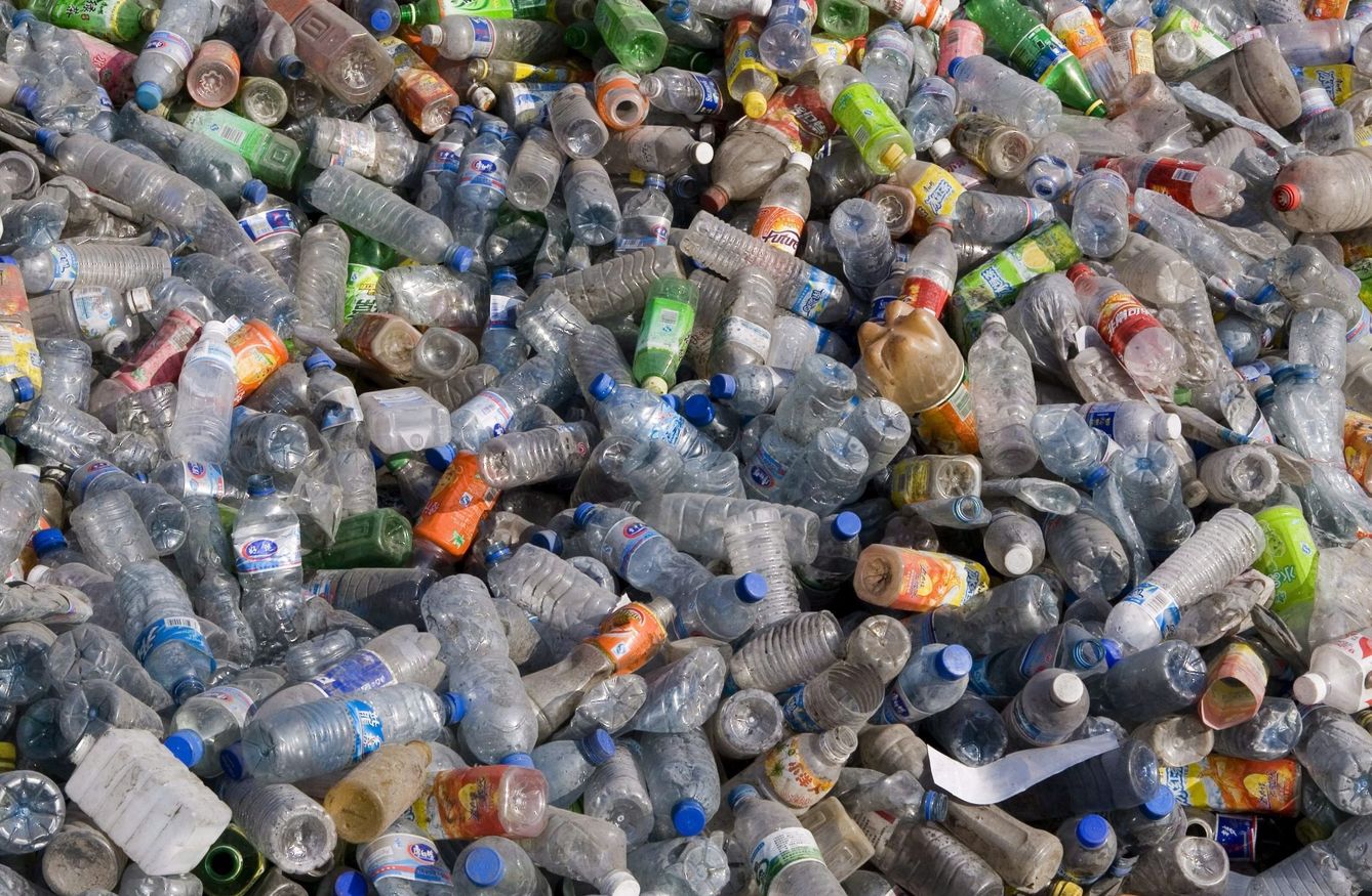 La recogida selectiva de las botellas de PET permite su reciclaje. (EFE)