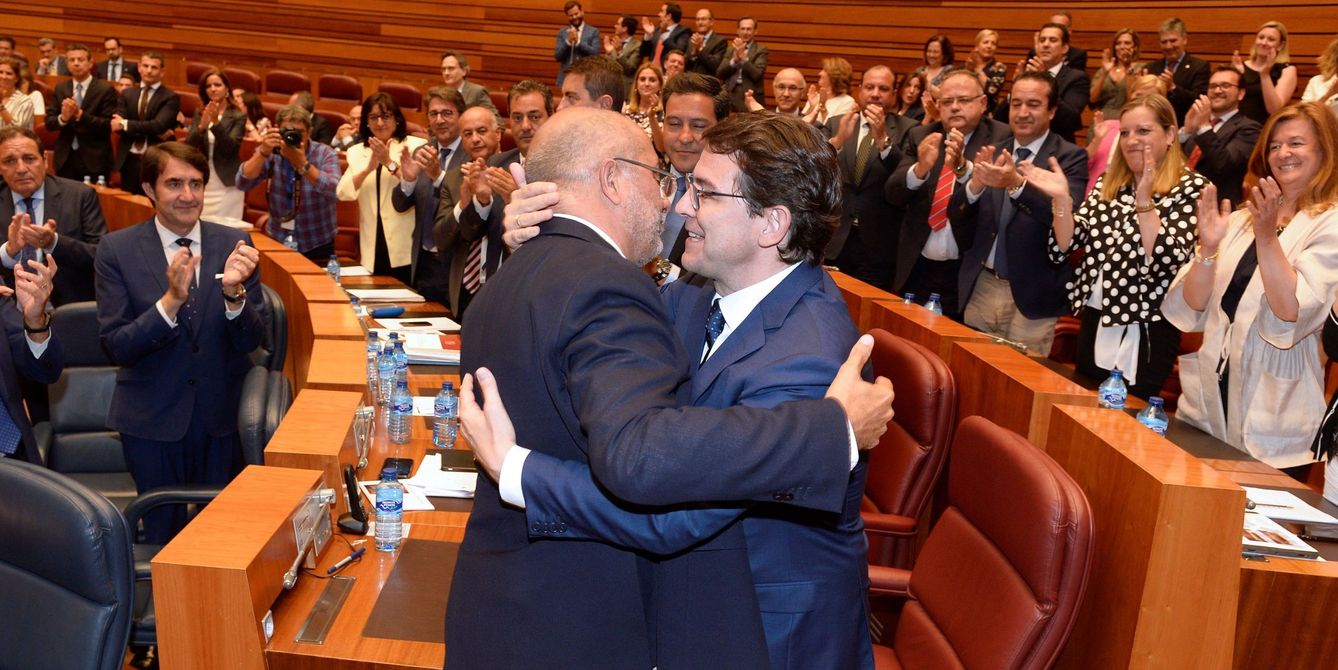 Paco Igea y Alfonso Fernández Mañueco (PP) sellan el pacto de gobierno en Castilla y León. (EFE)