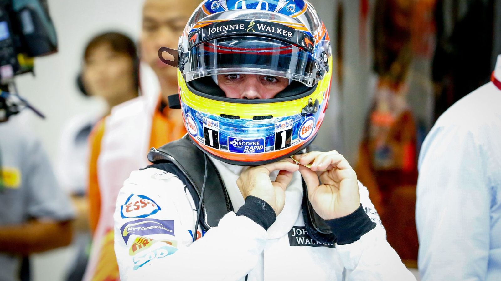 Foto: Fernando Alonso, instantes antes de la carrera de Singapur (Reuters).