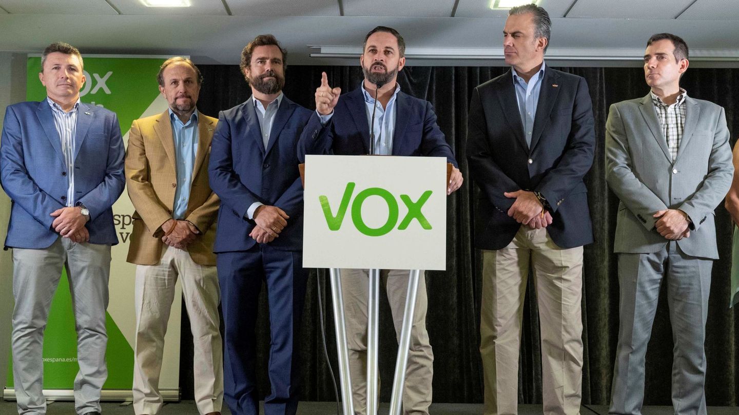 El presidente de Vox, Santiago Abascal, en el centro durante su comparecencia del lunes. (EFE)