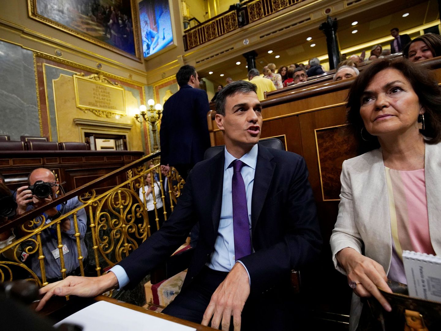 Pedro Sánchez y la vicepresidenta del Gobierno, Carmen Calvo, el pasado 27 de junio en el Congreso. (Reuters)