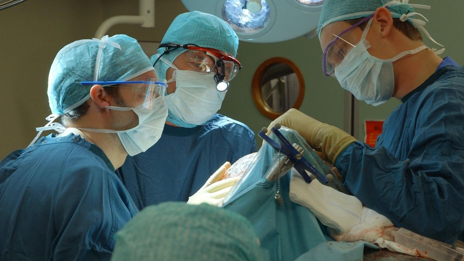 Foto: Momento de una operación en un quirófano. (EFE)
