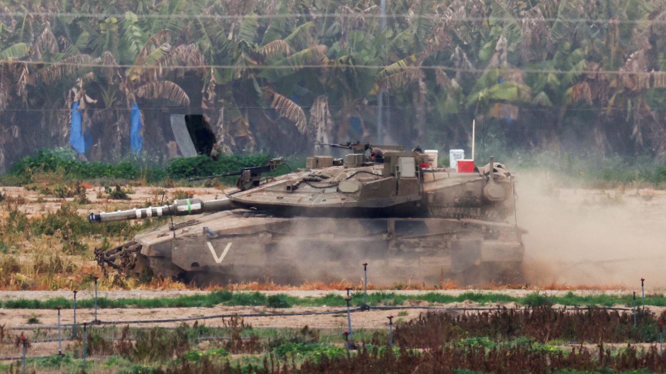 Foto: Un soldado israelí se sienta en un tanque mientras maniobra cerca de la frontera entre Israel y Gaza. (Reuters / Susana Vera)