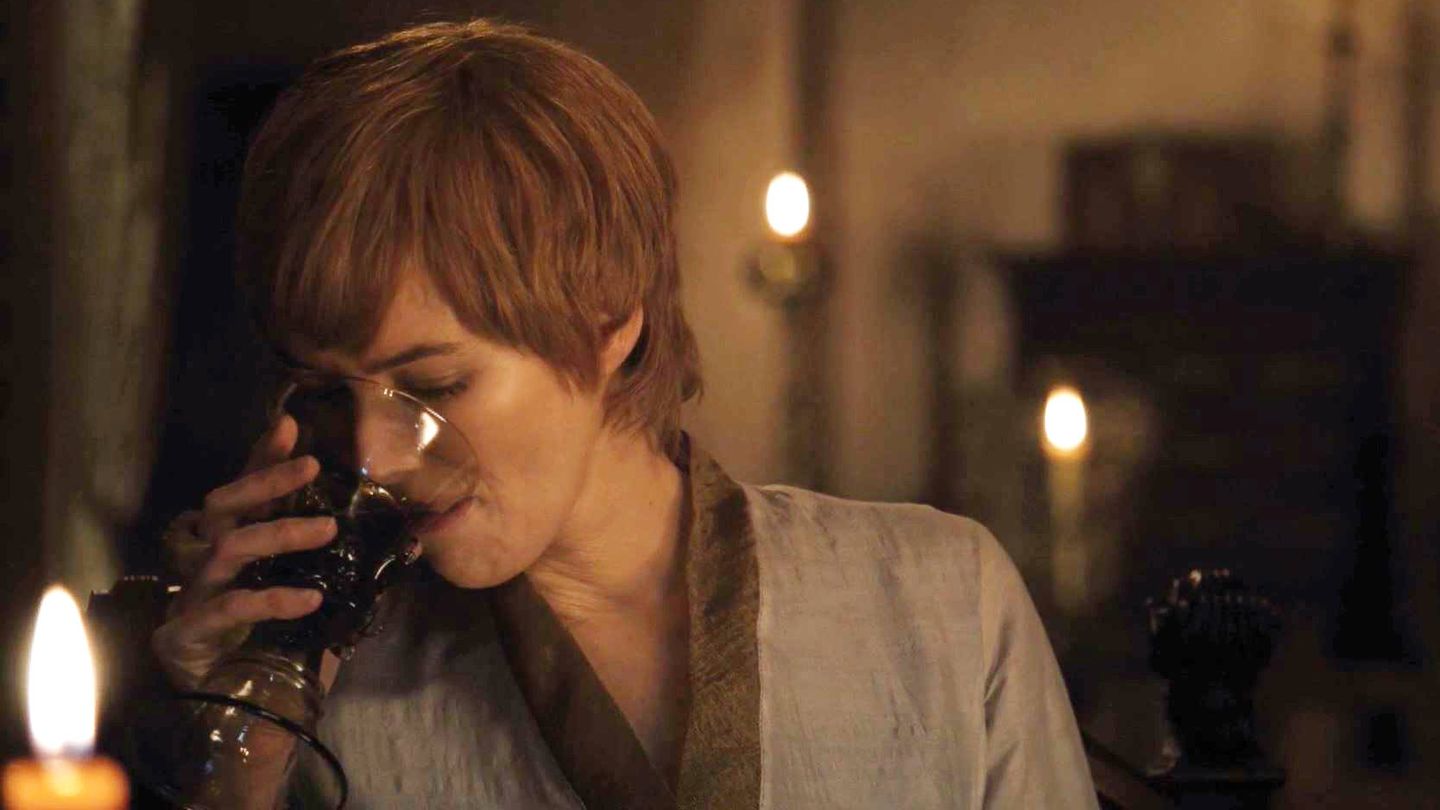 Cersei bebiendo tras acostarse con Euron Greyjoy. (HBO)