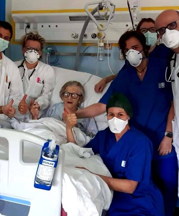 Foto: Alma Clara Corsini, en su cama del hospital antes de ser dada de alta. (Twitter)