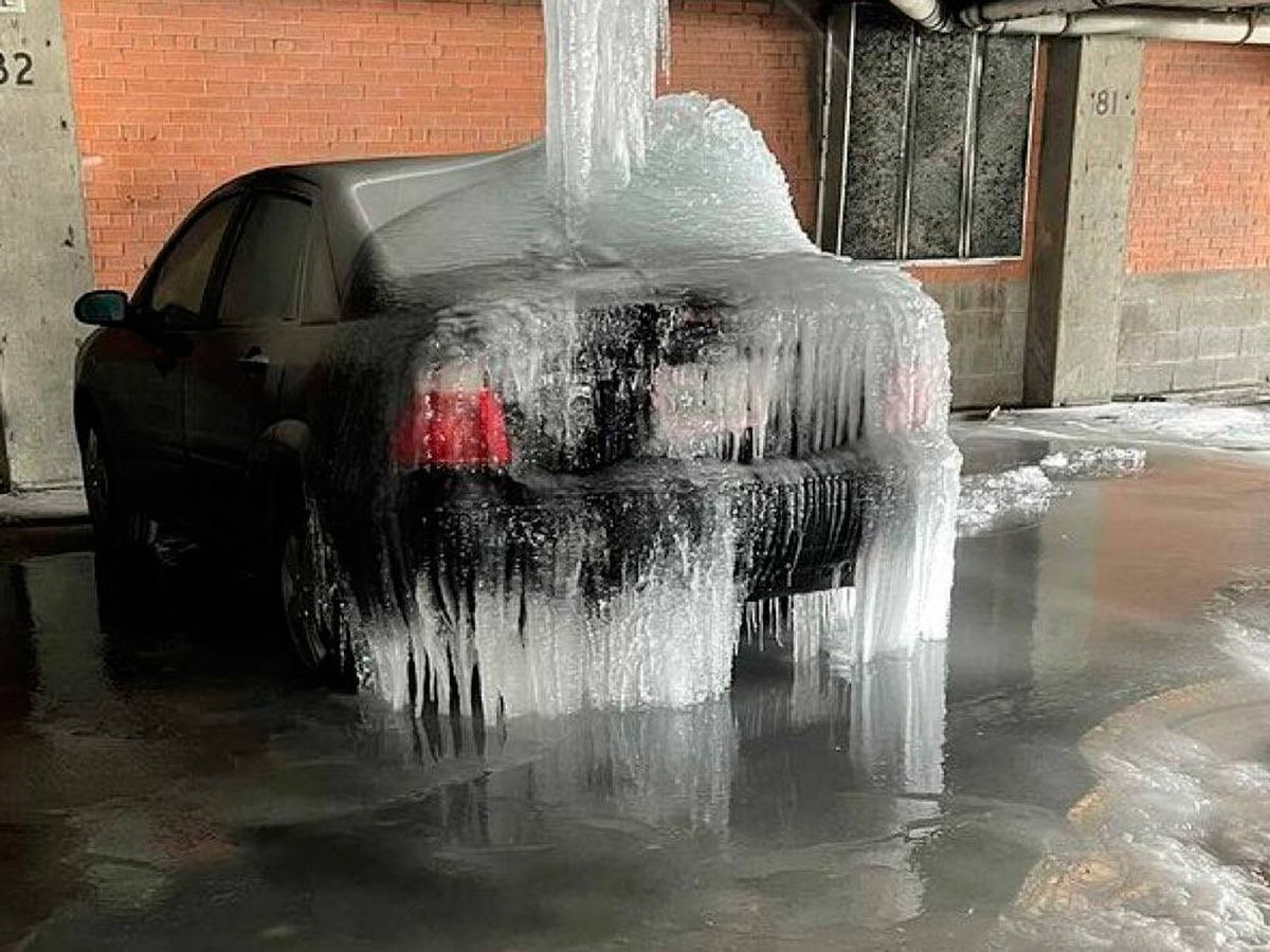Foto: El coche quedó totalmente cubierto y rodeado de hielo (Instagram) 