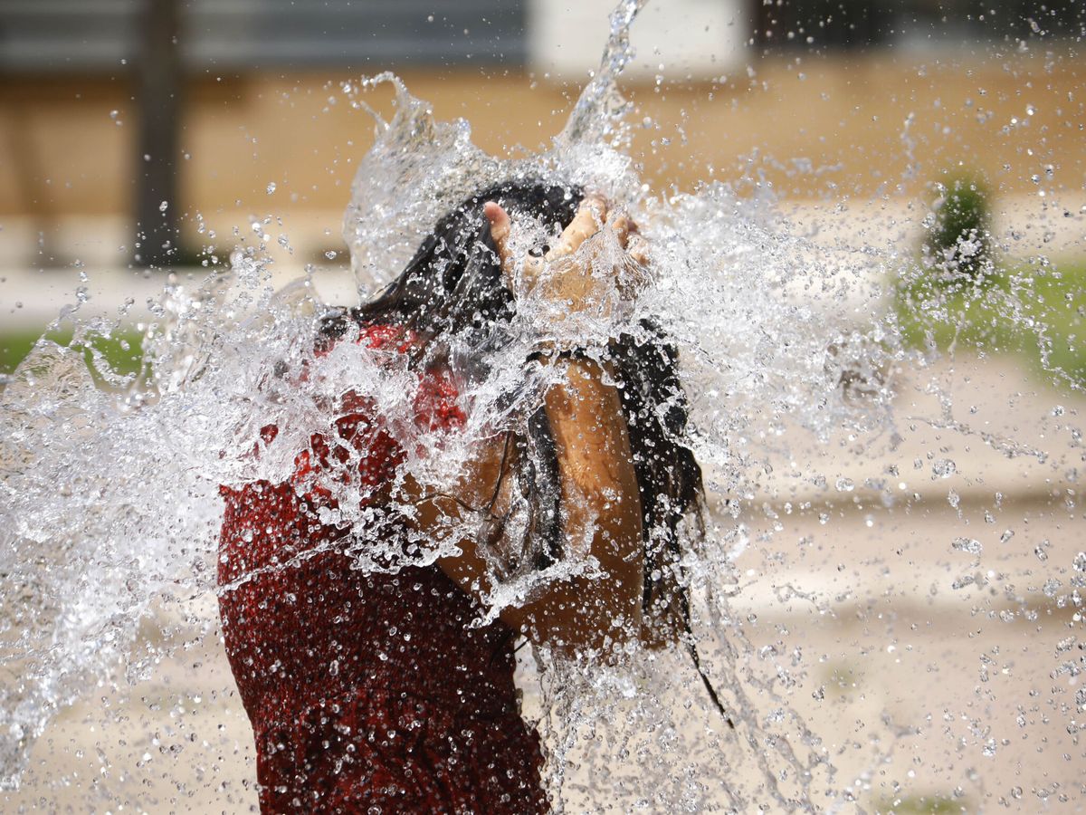 Foto: Una niña juega en una fuente de Córdoba ante la ola de calor. (EFE/Salas)