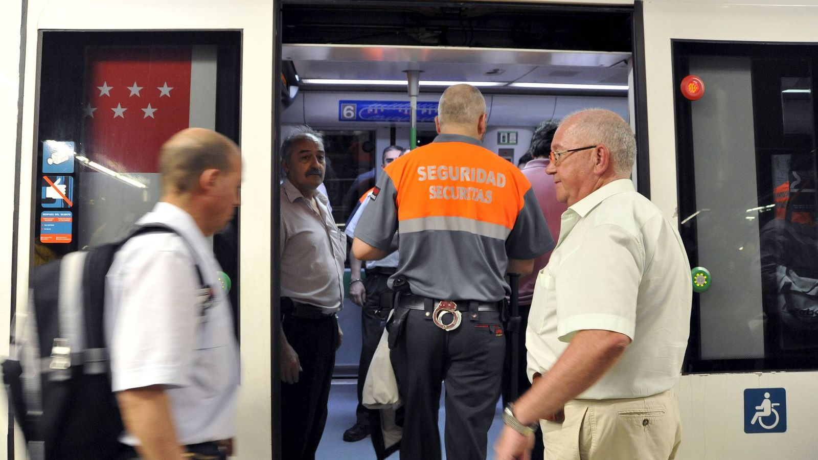 Foto: Vigilante de seguridad privada en el Metro de Madrid. (EFE)