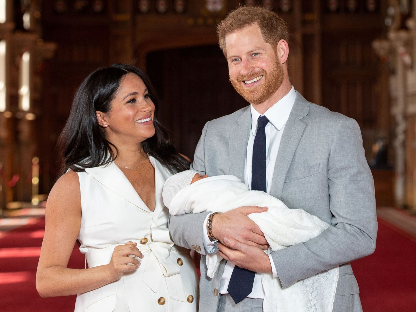 Los Sussex presentando a Archie pocas horas después de su nacimiento. (Reuters)