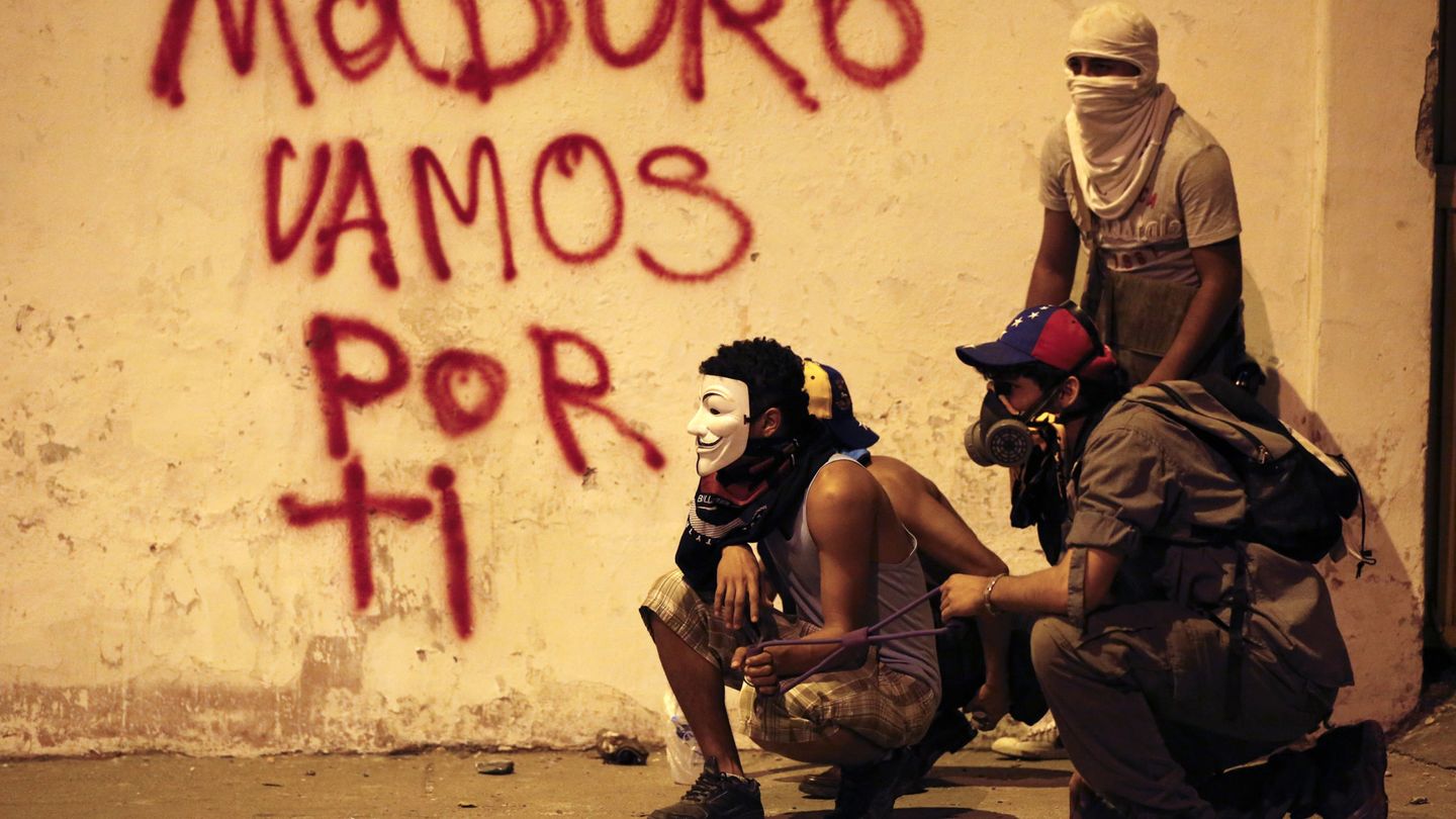 Manifestantes de la oposición en enfrentamientos con la policía, en Caracas, el 24 de febrero de 2014. (Reuters)