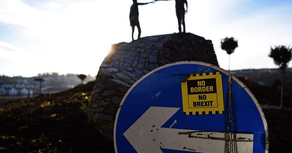 Foto: Una pegatina contra el Brexit en la frontera de Irlanda del Norte. (EFE)