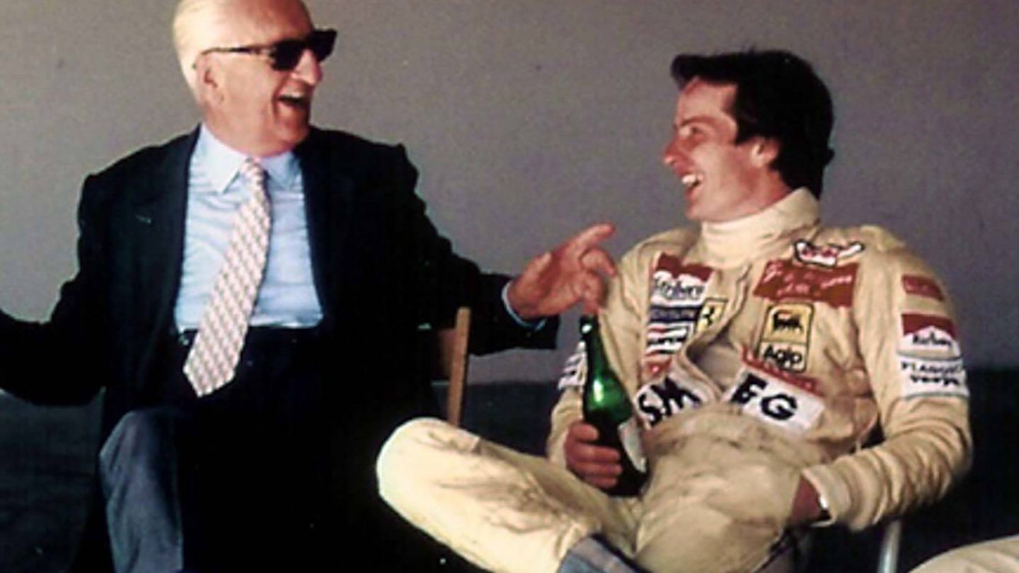 Enzo Ferrari charlando con Gilles Villeneuve, su piloto favorito.